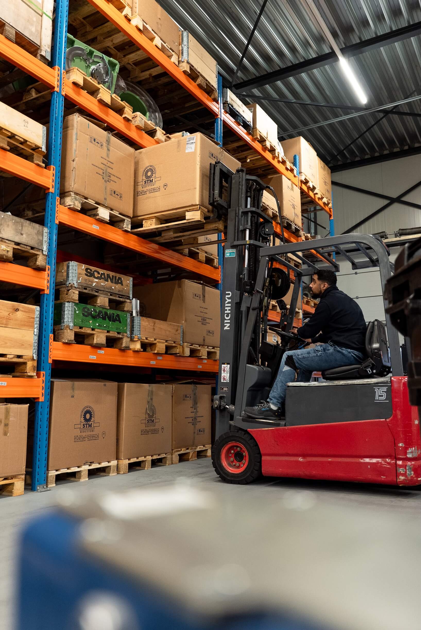 Magazijn met logistieke stellingen